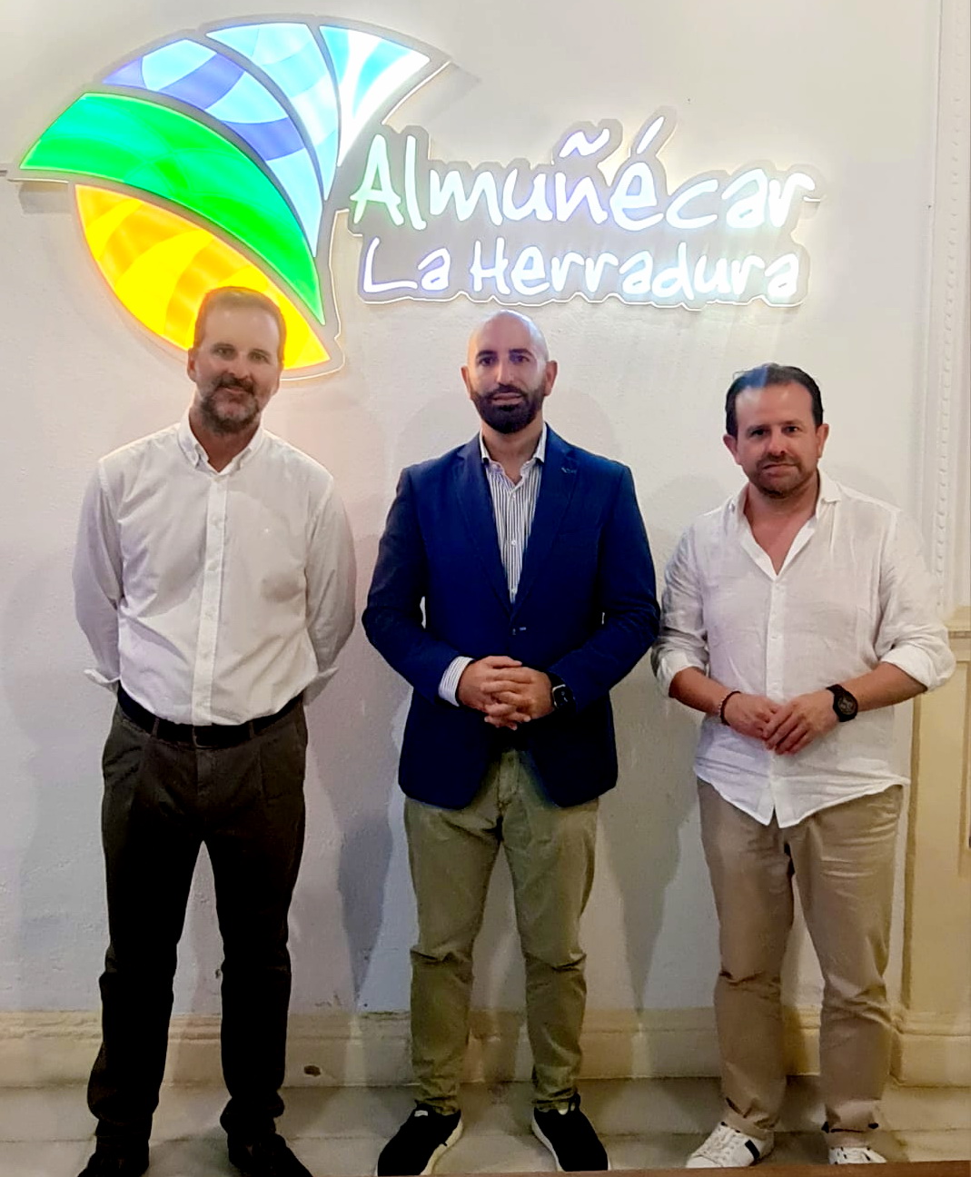 Los nuevos propietarios del Hotel Almijara presentan al responsable de Turismo su nuevo proyecto de alojamiento en La Herradura